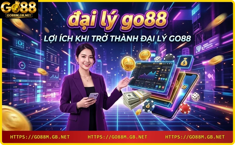 Đôi tay cầm điện thoại thông minh với biểu đồ tăng trưởng, đồng xu và hộp quà bay xung quanh