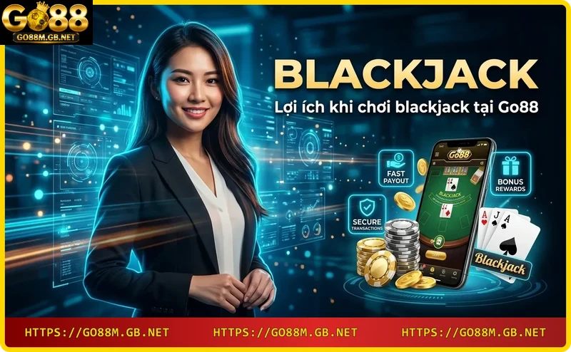 Người chơi giành chiến thắng blackjack với chip vàng và bài đẹp
